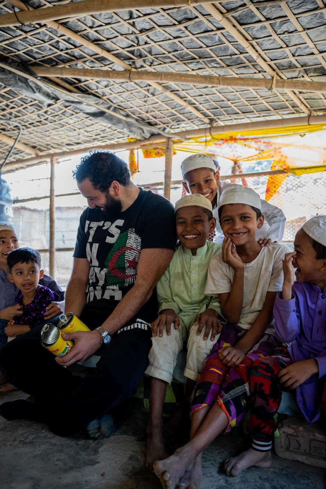 Djamel au Bangladesh avec des enfants